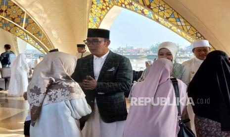 Gubernur Jawa Barat Ridwan Kamil melaksanakan ramah tamah dan bersalaman dengan ribuan jamaah di Masjid Al-Jabbar usai melaksanakan shalat Idul Fitri 1444 Hijriah, Sabtu (22/4/2023). 