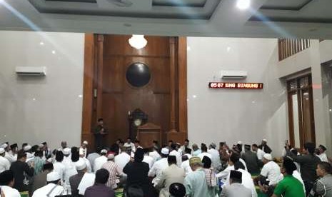 Gubernur Jawa Barat, Ridwan Kamil melaksanakan Subuh Keliling di Masjid Al Ikhlas Parungbingung, Depok, Sabtu (6/10).