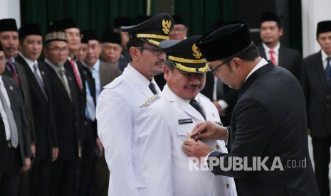 Gubernur Jawa Barat Ridwan Kamil melantik Bupati dan Wakil Bupati Garut terpilih periode 2019-2024, Rudy Gunawan dan Helmi Budiman, di Aula Barat, Gedung Sate, Kota Bandung, Rabu (23/1). 