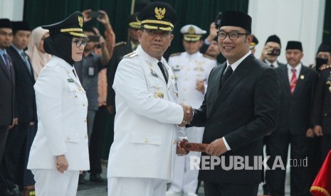 Gubernur Jawa Barat Ridwan Kamil melantik Nasrudin Aziz dan Eti Herawati sebagai Wali Kota dan Wakil Wali Kota Cirebon, di Aula Barat, Gedung Sate, Kota Bandung, Rabu (12/12). Wali Kota Cirebon saat ini terkonfirmasi positif Covid-19.