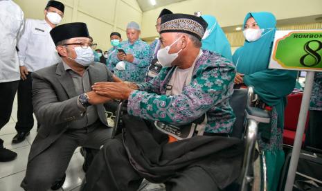 Gubernur Jawa Barat Ridwan Kamil melepas calon jamaah haji kloter 34 asal Jabar, Senin (27/6/2022). Ridwan Kamil Berhaji, Uu Ruzhanul Ulum Jadi Plh. Gubernur Jawa Barat