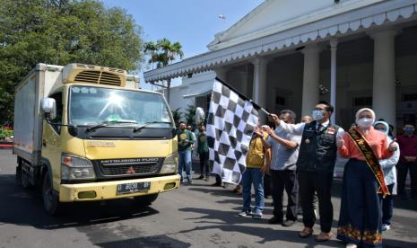 Gubernur Jawa Barat Ridwan Kamil melepas pengiriman perdana minyak goreng curah bersubsidi Program Pemesanan Minyak Goreng Via Aplikasi Sapawarga Buat Ibu-Ibu Dimana-mana atau yang disebut juga dengan Pemirsa Budiman, di Gedung Pakuan, Kota Bandung, akhir pekan ini.