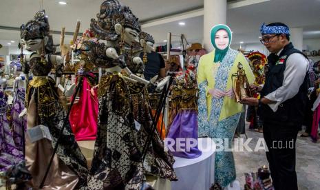 Gubernur Jawa Barat Ridwan Kamil melihat produk wayang golek yang dipasarkan di Pusat Kerajinan dan Kuliner Jawa Barat (Kerabat) Store, Bandung, Jawa Barat, Selasa (8/2/2022). Pemerintah Jawa Barat menjadikan Kerabat Store Dekranasda Jawa Barat sebagai fasilitator pengembangan kreativitas sekaligus salah satu pusat pemulihan ekonomi bagi pelaku UMKM di 27 kabupaten/kota dengan memamerkan serta memasarkan produk khas Jawa Barat.