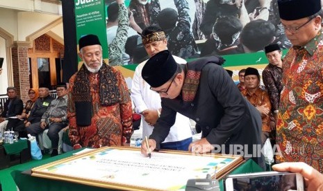 Gubernur Jawa Barat Ridwan Kamil meluncurkan Program One Pesantren One Product (OPOP), di Pondok Pesantren Al Ittifaq Kampung Ciburial Desa Alam Endah, Rancabali Kabupaten Bandung, Rabu (12/12).