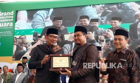 Gubernur Jawa Barat Ridwan Kamil meluncurkan Program One Pesantren One Product (OPOP), di Pondok Pesantren Al Ittifaq Kampung Ciburial Desa Alam Endah, Rancabali Kabupaten Bandung, Rabu (12/12).