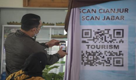  Gubernur Jawa Barat Ridwan Kamil meluncurkan QR Code Scan Jabar Scan Cianjur di Rest Area Naringgul, Desa Balegede, Kecamatan Naringgul, Kabupaten Cianjur, Ahad (21/2/2021.