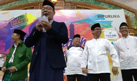 Gubernur Jawa Barat Ridwan Kamil membacakan pemenang undian hadiah umroh pada acara Muhasabah Akhir Tahun, di Masjid Pusdai Kota Bandung, Senin (31/12)