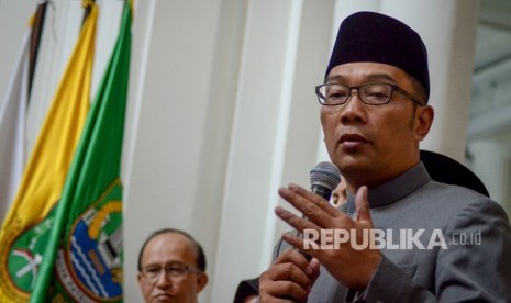 Gubernur Jawa Barat Ridwan Kamil memberikan keterangan kepada awak media saat menggelar konferensi pers terkait penetapan tersangka dugaan kasus suap Meikarta yang melibatkan Sekda Jabar Iwa Karniwa di Gedung Sate, Bandung, Jawa Barat, Selasa (30/7/2019).