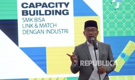 Gubernur Jawa Barat Ridwan Kamil memberikan pemaparan dalam acara penyesuaian kurikulum SMK dengan dunia industri dengan tema SMK Bisa di Aula Barat Gedung Sate, Bandung, Jawa Barat, Kamis (29/8/2019).