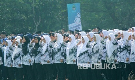 Pemerintah memberikan penghargaan kepada sejumlah guru berprestasi saat upacara Peringatan Hari Guru Nasional, Kamis (25/11).