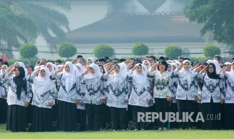 Gubernur Jawa Barat Ridwan Kamil memberikan penghargaan kepada sejumlah guru berprestasi saat upacara Peringatan Hari Guru Nasional Tingkat Provinsi Jawa Barat, di lapangan Gasibu, Kota Bandung, Senin (25/11).