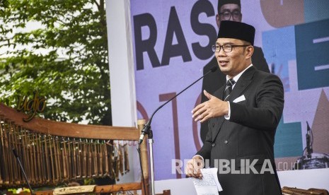 Gubernur Jawa Barat Ridwan Kamil memberikan sambutan pada acara Festival Literasi 2019 di Halaman Gedung Sate, Kota Bandung, Sabtu (20/4). 