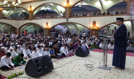 Gubernur Jawa Barat Ridwan Kamil memberikan sambutan pada Muhasabah Akhir Tahun, di Masjid Pusdai, Kota Bandung, Senin (31/12). 