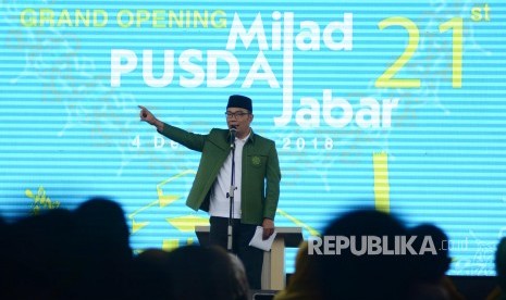 Gubernur Jawa Barat Ridwan Kamil memberi sambutan pada pembukaan Milad Masjid Pusdai Jabar ke-21, Kota Bandung.