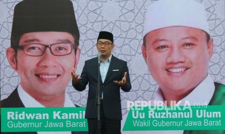 Gubernur Jawa Barat Ridwan Kamil memberikan sambutan pada Peringatan Isra Mi'raj 1440 H Tingkat Provinsi Jawa Barat, di Aula Barat, Gedung Sate, Kota Bandung, Kamis (4/4).