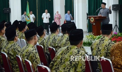 Gubernur Jawa Barat Ridwan Kamil memberikan sambutan saat pelapasan Kafilah Seleksi Tilawatil Qur’an dan Hadist (STQH) Jawa Barat untuk mengikuti Seleksi STQH Tingkat Nasional 2019, di Kota Pontianak, Kalimantan Barat, di Aula Barat, Gedung Sate, Kota Bandung, Rabu (26/6).