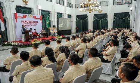 Gubernur Jawa Barat Ridwan Kamil memberikan sambutan usai mengukuhkan Satgas Saber Pungli di Gedung Sate, Bandung, Jawa Barat, Selasa (19/4/2022). Gubernur Jawa Barat Ridwan Kamil mengukuhkan Satgas Saber Pungli yang beranggotakan 150 orang dari tiga institusi yaitu Polda, Kajati dan Pemerintah Provinsi Jawa Barat.