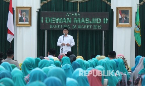 Gubernur Jawa Barat Ridwan Kamil memberikan sambutan usai pelantikan Pengurus Dewan Masjid Indonesia Pimpinan Wilayah Jawa Barat di Aula Timur, Gedung Sate, Kota Bandung, Selasa (26/3).