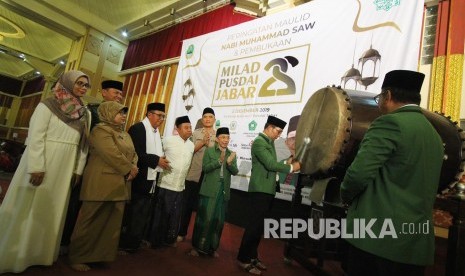 Gubernur Jawa Barat Ridwan Kamil memukul beduk sebagai tanda dimulainya rangkaian Milad ke-22 Pusat Dakwah Islam (Pusdai) Jawa Barat, Di Bale Asri Pusdai, Kota Bandung, Senin (2/12).