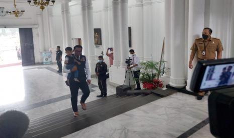 Gubernur Jawa Barat Ridwan Kamil, memulai hari pertama kerja setelah izin dengan adanya musibah wafatnya putra sulung, Emmeril Kahn Mumtadz atau Eril, di Sungai Aare, Kamis (26/5/2022) lalu.  Ridwan Kamil hadir ke Gedung Sate sekitar pukul 10.30 WIB bersama anak bungsunya Arkana Aidan Misbach. 