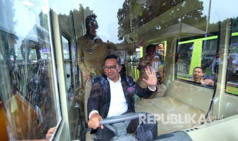 Gubernur Jawa Barat Ridwan Kamil mencoba bus wisata untuk sejumlah daerah di Jawa Barat di halaman Pusdai Jawa Barat, Jalan Surapati, Kota Bandung, Senin (30/12).