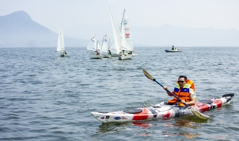 Gubernur Jawa Barat Ridwan kamil mencoba olahraga air kayak dalam acara The 1st Jatiluhur Stand Up Paddle and Kayak Exhibition di kawasan Waduk Jatiluhur, Purwakarta, Jawa Barat, Ahad (14/7/2019).