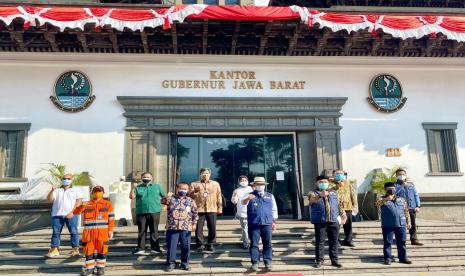 Gubernur Jawa Barat, Ridwan Kamil, menerima bantuan isotank oksigen dari sejumlah perusahaan diantaranya PT Serba Dinamik Indonesia (SDI) bekerja sama dengan PT AICO Energi. 