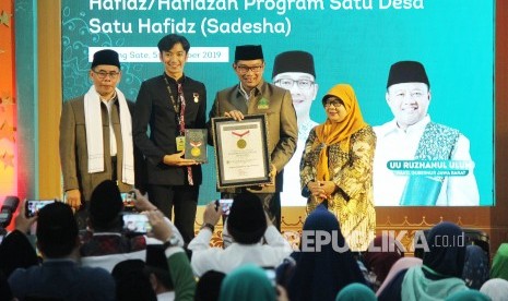 Gubernur Jawa Barat Ridwan Kamil menerima piagam rekor MURI saat Launching dan Pelepasan dan Penempatan Hafidz/Hafidzah Program Satu Desa Satu Hafidz (Sadesha), di Gedung Sate, Kota Bandung, Kamis (5/12).