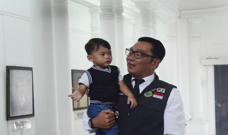 Gubernur Jawa Barat Ridwan Kamil mengajak putra kecilnya Arkana Aidan Misbach ke kantornya di Gedung Sate, Kota Bandung, Senin (6/6). Kedatangan Ridwan Kamil dengan putra bungsunya itu adalah momentum pertama Ridwan Kamil berkantor setelah masa berduka dan pulang ke Indonesia usai memantau proses pencarian putra sulungnya, Emmeril Kahn Mumtadz di Sungai Aere, Bern, Swiss.