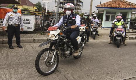 Gubernur Jawa Barat Ridwan Kamil mengendarai sepeda motor saat meninjau salah satu Situ di Depok, Jawa Barat, Selasa (13/10/2020). Gubernur Jawa Barat pada kunjungan kerja di Depok meninjau situ yang akan dijadikan sebagai salah satu potensi wisata guna meningkatkan kesejahteraan masyarakat maupun pendapatan Kota Depok