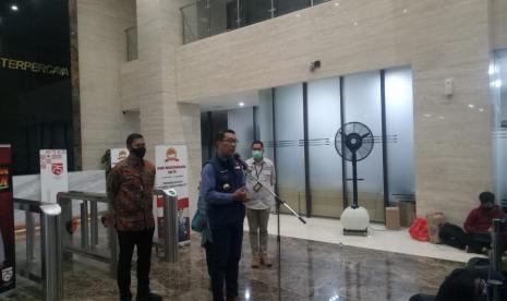 Gubernur Jawa Barat, Ridwan Kamil menggelar konferensi pers di Mabes Polri, Jakarta Selatan, Jumat (20/11).  Dia telah menjalani pemeriksaan sekitar 7 jam terkait kerumunan massa di Megamendung, Bogor, Jawa Barat. 