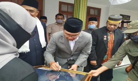 Milad ke-115, Pesantren Suryalaya Kembangkan Digitalisasi. Gubernur Jawa Barat Ridwan Kamil menghadiri acara milad ke-115 Pondok Pesantren Suryalaya di Kabupaten Tasikmalaya, Sabtu (5/9). 