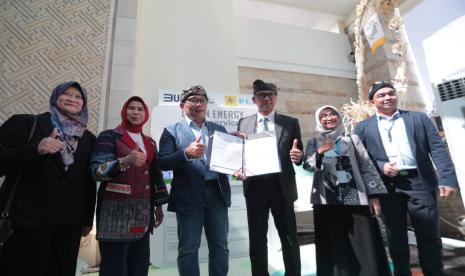 Gubernur Jawa Barat Ridwan Kamil menghadiri Energy Transition Day dan melakukan Penandatanganan Kerja Sama Strategis dengan PT PLN (Persero) terkait Penyediaan Tenaga Listrik dari Tempat Pengolahan dan Pemrosesan Akhir Sampah (TPPAS) Regional Legok Nangka, di Hotel Sofitel Nusa Dua, Kabupaten Badung, Bali, Senin  (01/11/2022). Penandatanganan kerja sama dilakukan oleh Gubernur Jabar Ridwan Kamil dan Direktur Utama PLN Darmawan Prasodjo.