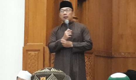 Gubernur Jawa Barat Ridwan Kamil menghadiri Subuh Keliling (Suling) di Masjid Al Ikhlas, Parungbingung, Depok, Sabtu (6/10).