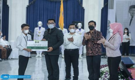 Gubernur Jawa Barat Ridwan Kamil, mengukuhkan Dedi Supandi sebagai Dewan Pengurus Provinsi (DPP) Ikatan Keluarga Alumni Pendidikan Tinggi Kepamongprajaan (IKAPTK) Jawa Barat periode 2022-2027, di Gedung Sate, Kota Bandung, Senin (27/6/2022) malam.