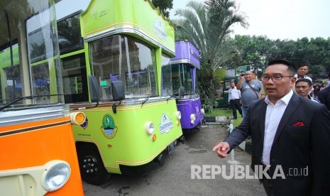 Gubernur Jawa Barat Ridwan Kamil meninjau bus wisata untuk sejumlah daerah di Jawa Barat di halaman Pusdai Jawa Barat, Jalan Surapati, Kota Bandung, Senin (30/12).