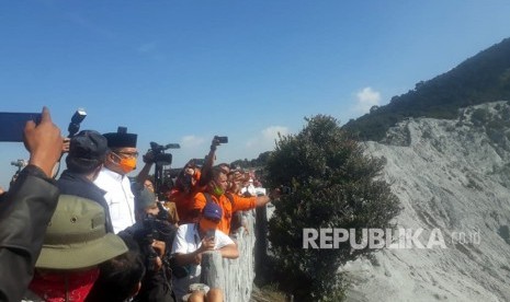 Gubernur Jawa Barat, Ridwan Kamil meninjau Kawah Gunung Tangkuban Perahu, Senin (29/7). 