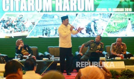 Gubernur Jawa Barat Ridwan Kamil menjelaskan tentang lengkah program Citarum Harum selanjutnya saat ini saat Rapat Evaluasi Satu Tahun Program Citarum Harum, di Graha Manggala Siliwangi, Kota Bandung, Selasa (15/1).