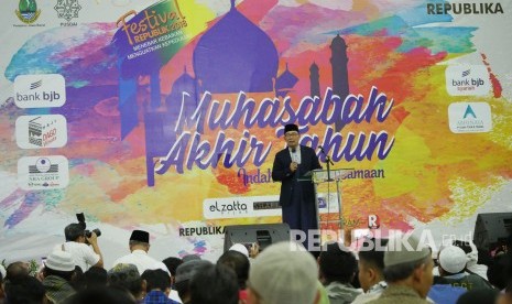 Gubernur Jawa Barat Ridwan Kamil menyampaikan sambutan pada acara Muhasabah Akhir Tahun, di Masjid Pusdai, Kota Bandung, Senin (31/12).