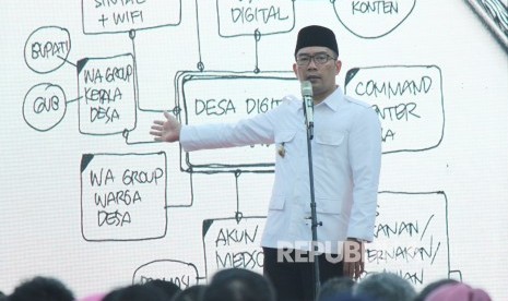 Gubernur Jawa Barat Ridwan Kamil menyampaikan sambutan pada kick off Program Patriot Desa Digital, di Aula Barat, Gedung Sate, Kota Bandung, Senin (1/4).