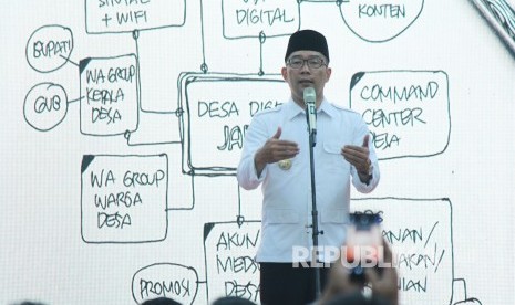 Gubernur Jawa Barat Ridwan Kamil menyampaikan sambutan pada kick off Program Patriot Desa Digital, di Aula Barat, Gedung Sate, Kota Bandung, Senin (1/4).