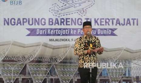 Gubernur Jawa Barat Ridwan Kamil menyampaikan sambutan saat acara Ngapung Bareng Ti Kertajati di Bandara Internasional Jawa Barat (BIJB) Kertajati, Majalengka, Jawa Barat, Kamis (9/1/2019). 