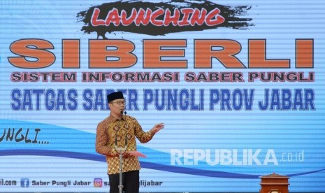 Gubernur Jawa Barat Ridwan Kamil menyampaikan sambutan saat launching Sistem Informasi Sapu Bersih Pungli (Siberli) di Gedung Sate, Kota Bandung, Jumat (5/7).