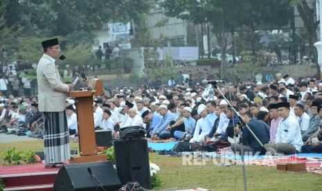 Gubernur Jawa Barat Ridwan Kamil menyampaikan sambutan sebelum shalat Idul Adha 1440 H, di Lapangan Gasibu, Kota Bandung, pada dua tahu lalu sebelum pandemi Covid-19. (Ilustrasi).