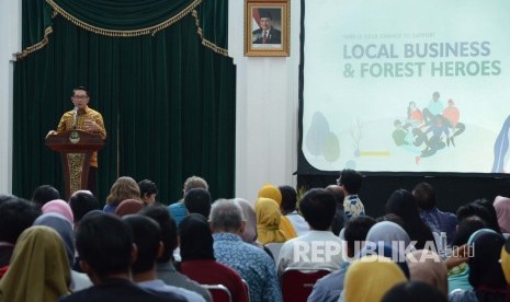 Gubernur Jawa Barat Ridwan Kamil menyampaikan sambutan usai penandatangan kerjasama pengembangan Project Thrive, wirausaha sosial bidang kehutanan, di Gedung Sate, Kota Bandung, Ahad (7/10). 