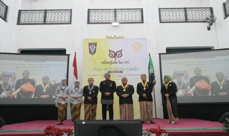 Gubernur Jawa Barat Ridwan Kamil saat menghadiri Milangkala ke-66 Organisasi Daya Mahasiswa Sunda (Damas) di Aula Timur Gedung Sate, Kota Bandung, Sabtu (15/10/2022). Gubernur juga melantik Pengurus Korps Alumni Daya Mahasiswa Sunda (KADAMAS) Periode 2022 - 2026. 