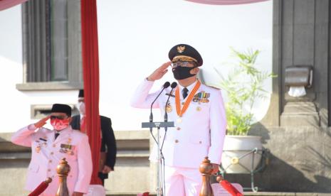 Emil Minta Kurikulum SMK Harus Sejalan dengan Tuntutan Zaman. Foto:  Gubernur Jawa Barat Ridwan Kamil saat menjadi inspektur upacara peringatan Hari Ulang Tahun (HUT) ke-75 Kemerdekaan Republik Indonesia (RI) tingkat Provinsi Jawa Barat (Jabar) di Halaman Gedung Sate, Kota Bandung, Senin (17/8/20). 