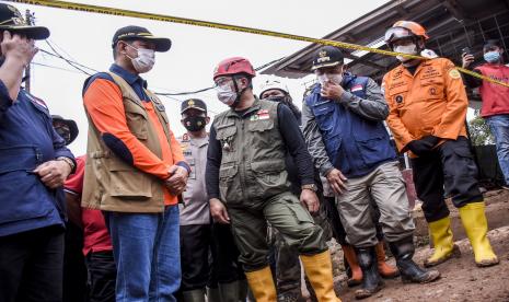 Gubernur Jawa Barat Ridwan Kamil (tengah) berbincang dengan Kepala BNPB Letjen TNI Doni Monardo (kedua kiri) saat meninjau lokasi bencana tanah longsor di Desa Cihanjuang, Kecamatan Cimanggung, Kabupaten Sumedang.