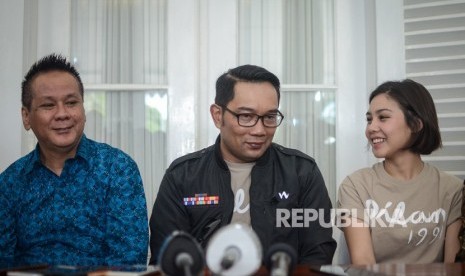 Gubernur Jawa Barat Ridwan Kamil (tengah) berbincang dengan pemeran Milea dalam film Dilan, Vanesha Prescilla (kanan) saat jumpa pers di Rumah Dinas Gubernur Jabar, Bandung, Jawa Barat, Ahad (10/2/2019). 