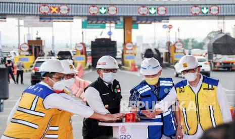 Gubernur Jawa Barat Ridwan Kamil (tengah) bersama pejabat Kementerian PUPR menekan tombol sebagai tanda peresmian Jalan Tol Cileunyi-Sumedang-Dawuan (Cisumdawu) di Cileunyi, Kabupaten Bandung, Jawa Barat, Senin (24/1/2022). Jalan Tol Cisumdawu seksi I Cileunyi-Pamulihan yang memiliki panjang 11,71 kilometer itu bisa dilewati secara grtais selama dua pekan. 